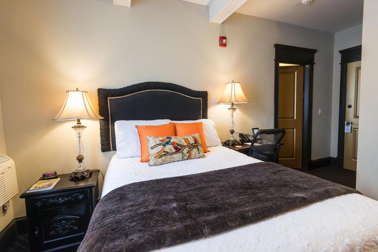 Double Room 8 with Private Bathroom at Camas Boutique Hotel