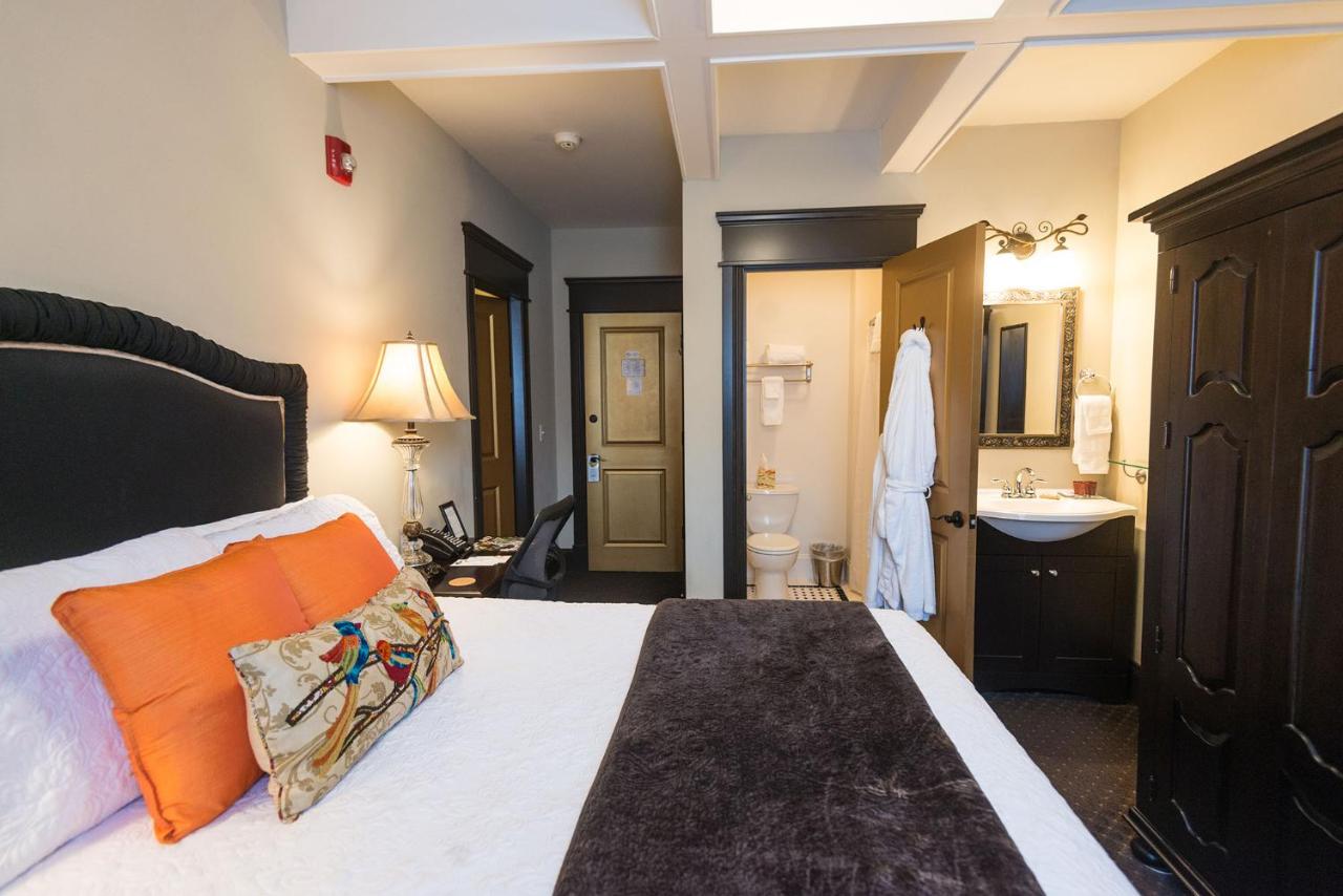 Double Room 8 with Private Bathroom at Camas Boutique Hotel