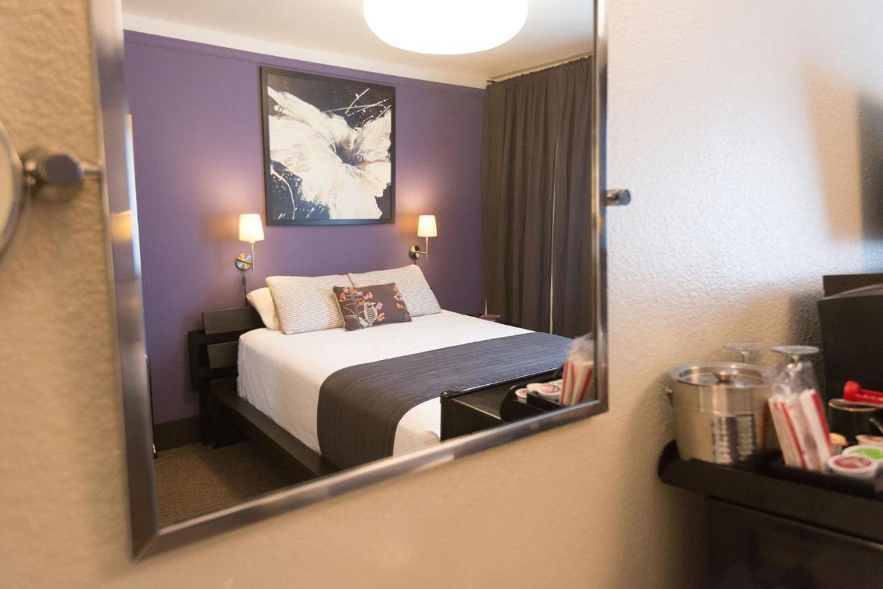 Queen Room 18 with Shared Bathroom at Camas Boutique Hotel