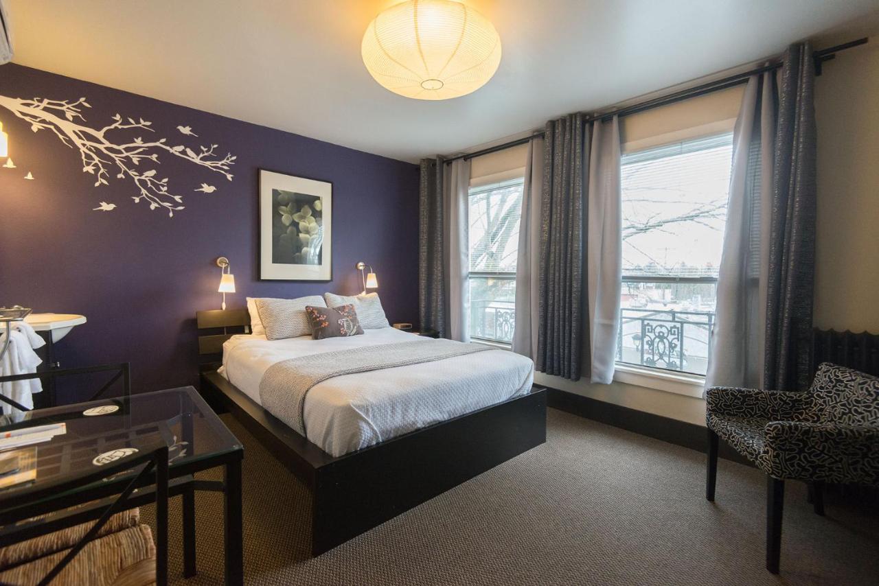 Queen Room 20 with Shared Bathroom at Camas Boutique Hotel