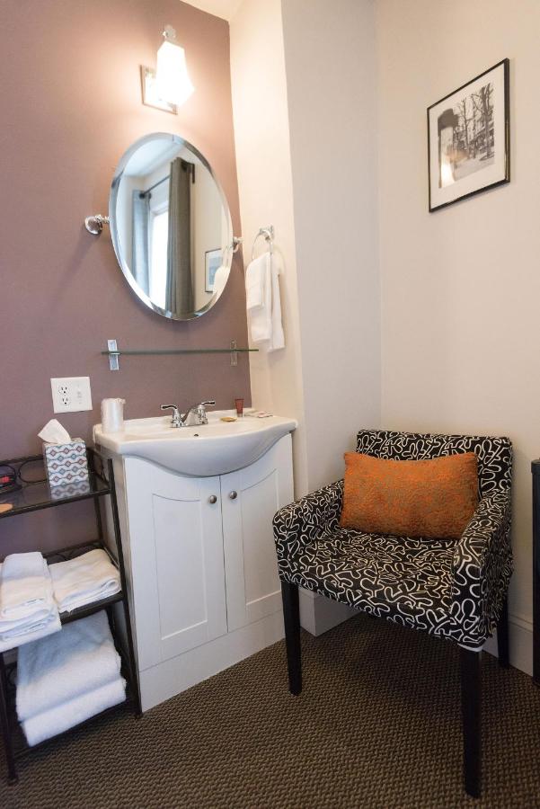 Double Room 23 with Shared Bathroom at Camas Boutique Hotel