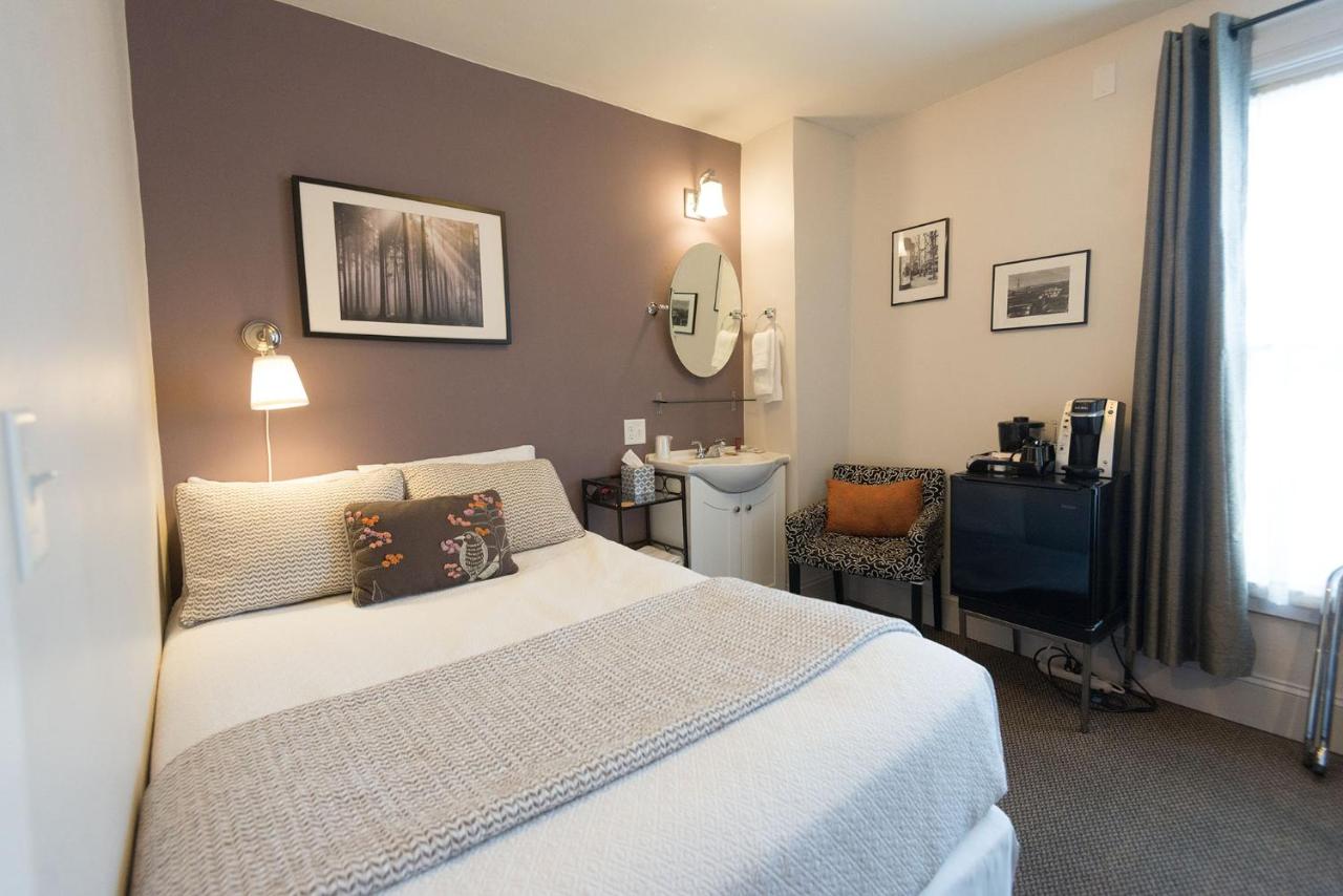 Double Room 23 with Shared Bathroom at Camas Boutique Hotel