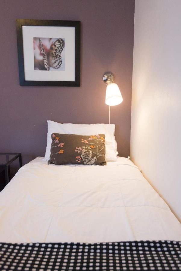Single Room 24 with Shared Bathroom at Camas Boutique Hotel