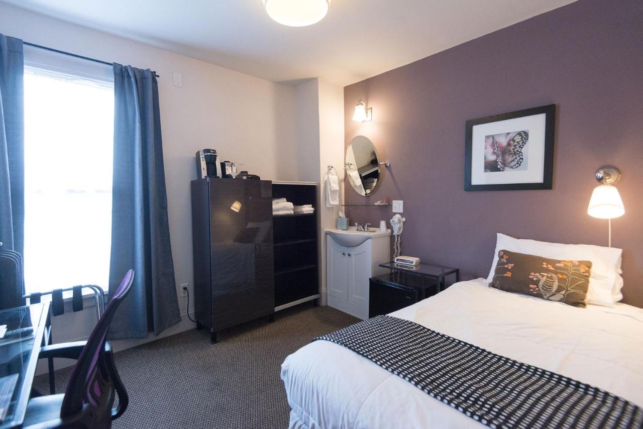 Single Room 24 with Shared Bathroom at Camas Boutique Hotel