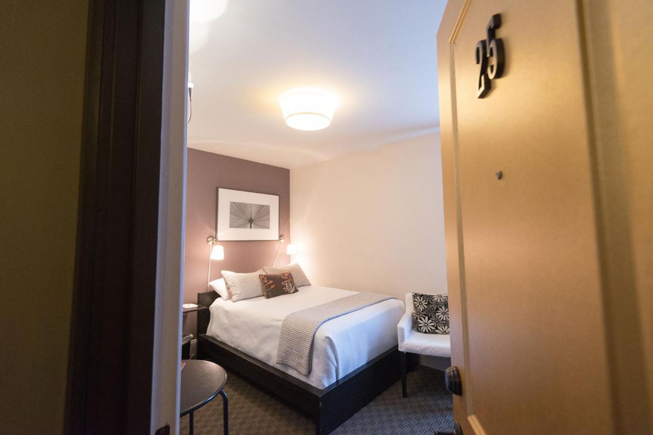 Double Room 25 with Shared Bathroom at Camas Boutique Hotel