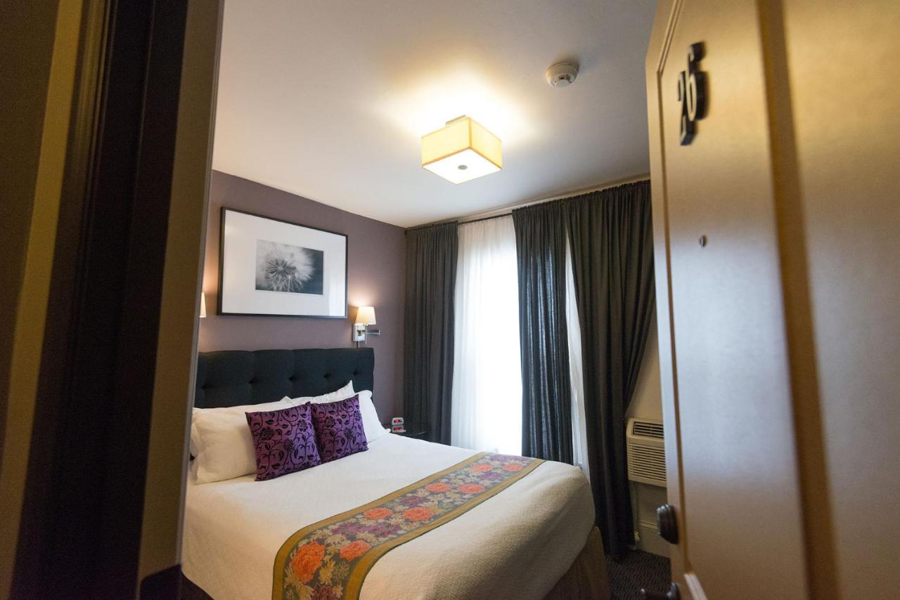 Queen Room 26 with Private Bathroom at Camas Boutique Hotel