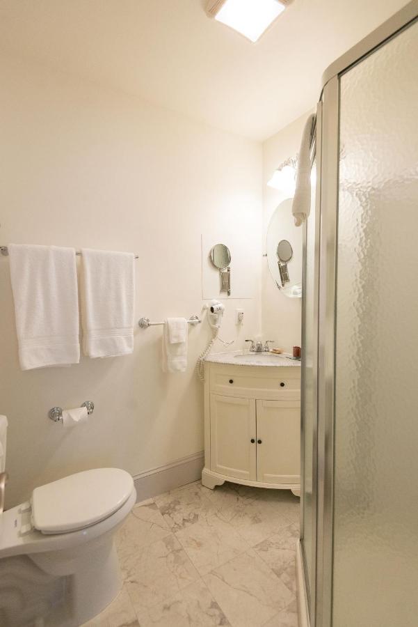 Queen Room 26 with Private Bathroom at Camas Boutique Hotel
