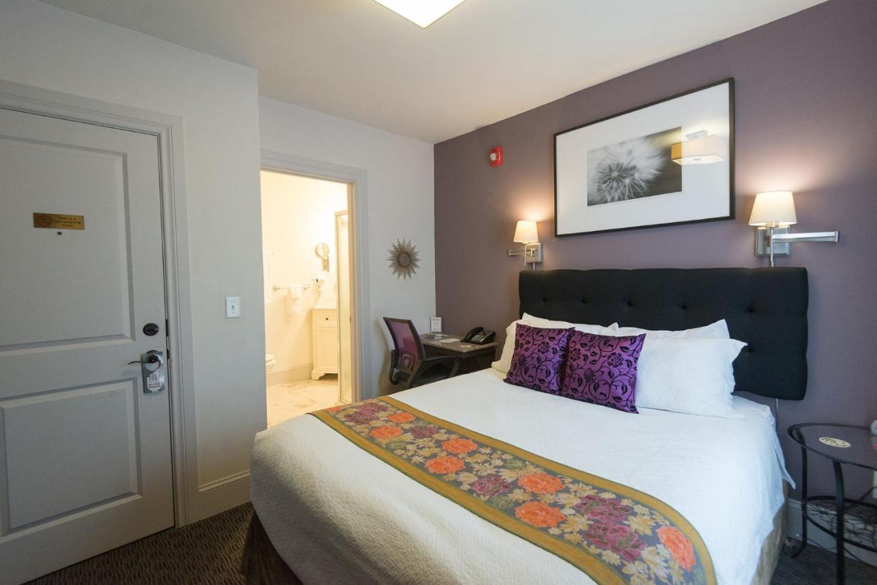 Queen Room 26 with Private Bathroom at Camas Boutique Hotel
