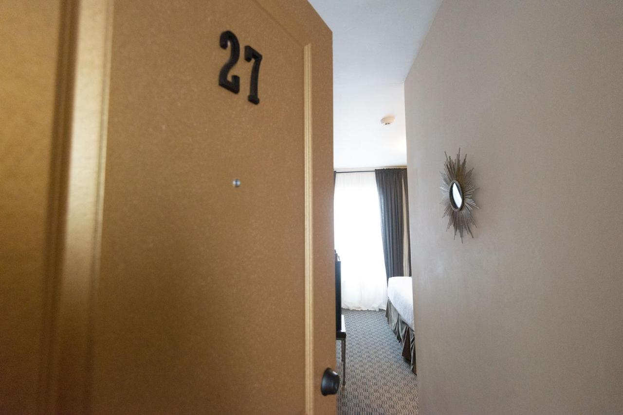 Queen Room 27 with Private Bathroom at Camas Boutique Hotel