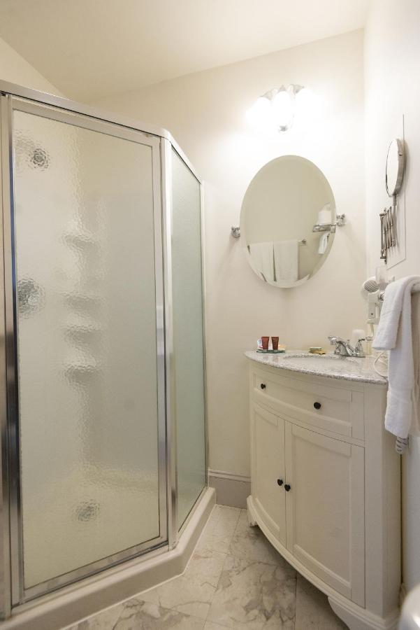 Queen Room 27 with Private Bathroom at Camas Boutique Hotel