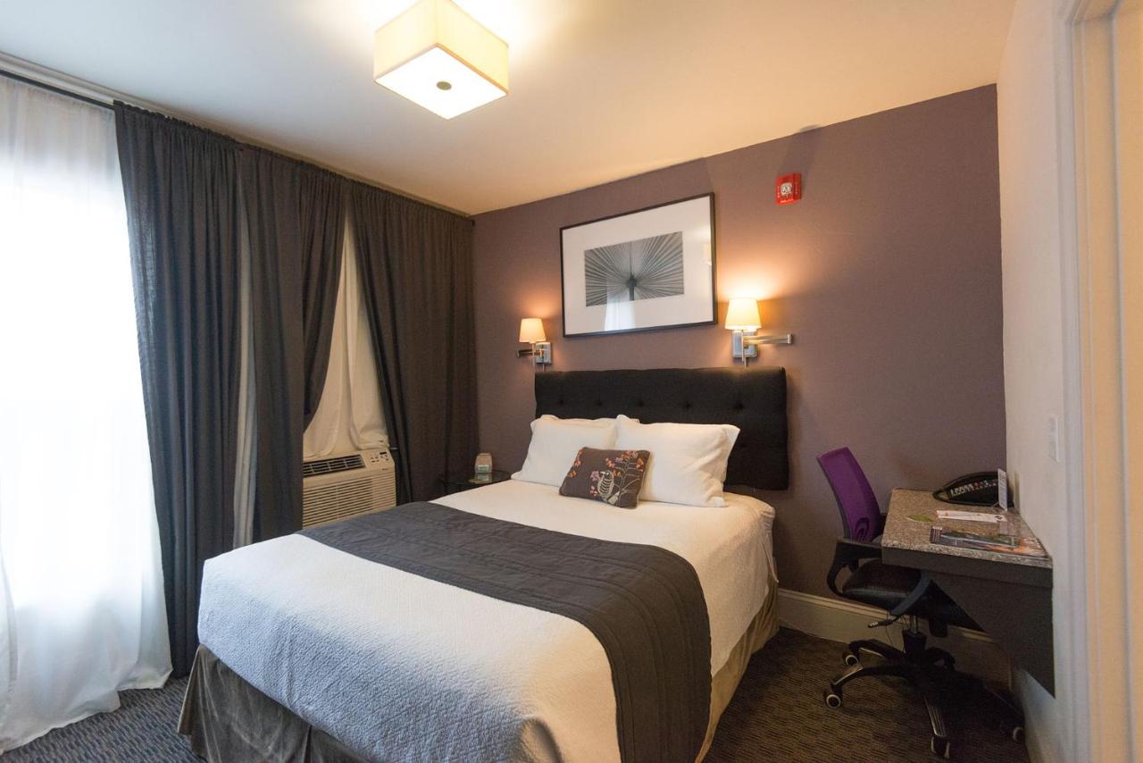 Queen Room 27 with Private Bathroom at Camas Boutique Hotel