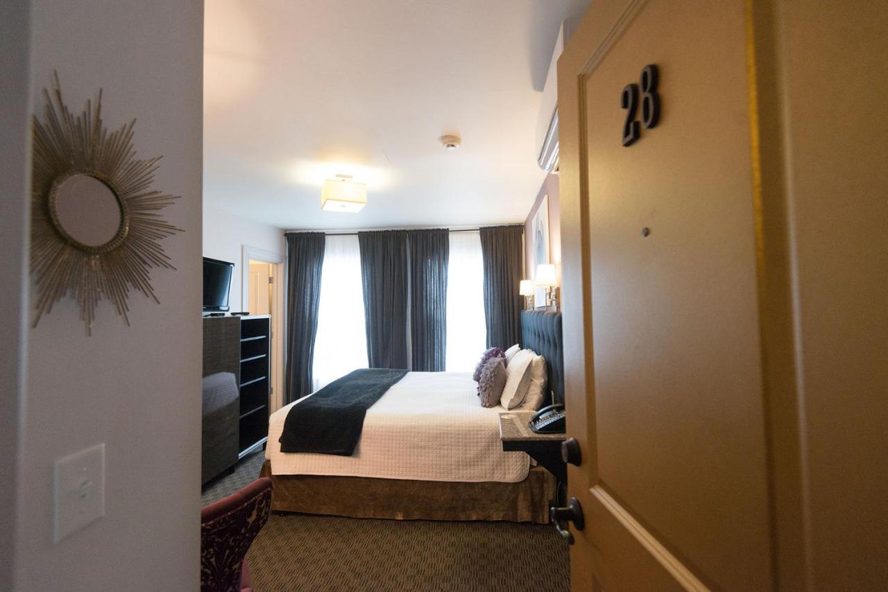 King Room 28 with Private Bathroom at Camas Boutique Hotel