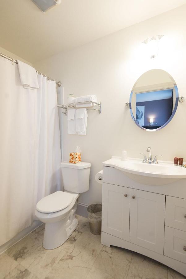King Room 28 with Private Bathroom at Camas Boutique Hotel