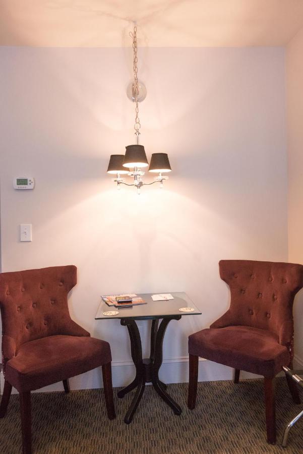 King Room 28 with Private Bathroom at Camas Boutique Hotel