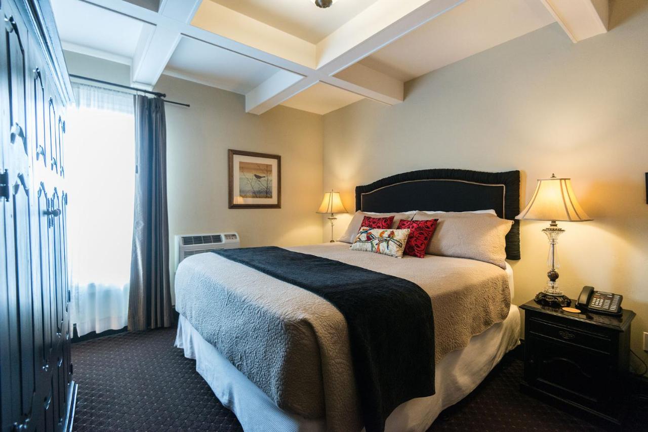 King Room 1 with Private Bathroom at Camas Boutique Hotel
