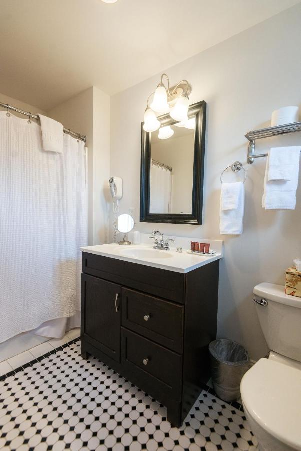 King Room 1 with Private Bathroom at Camas Boutique Hotel
