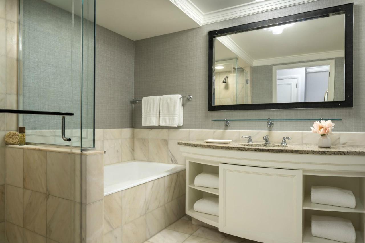 Superior King Suite - Disability Access at Four Seasons Hotel San Francisco