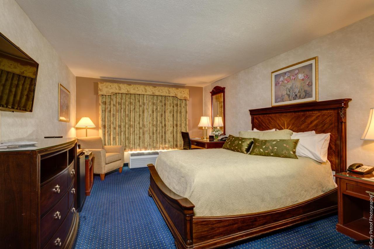 Queen Room with Roll-in Shower - Disability Access - Non smoking at Best Western Plus Mentor-Cleveland Northeast