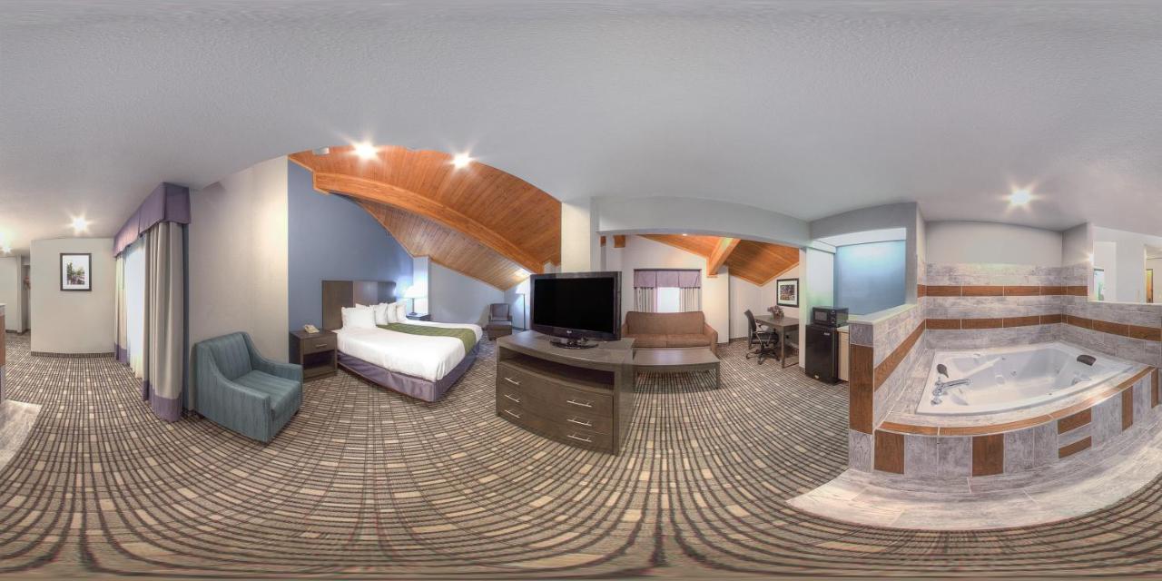 Superior King Studio Suite - Non-Smoking at Baymont by Wyndham Pella