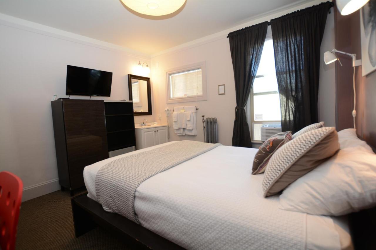 Double Room 21 with Shared Bathroom at Camas Boutique Hotel