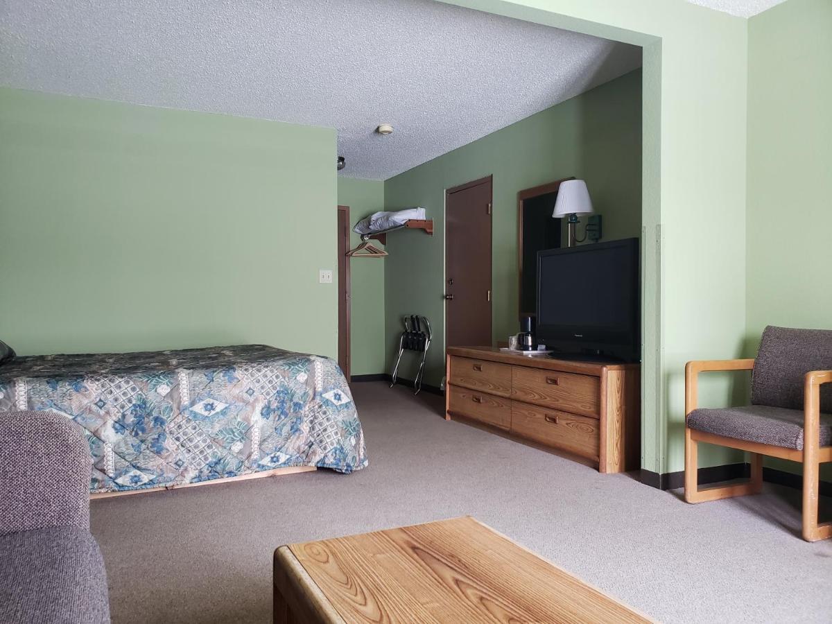 Queen Room with City View and Patio at Harbor Lights Lodge