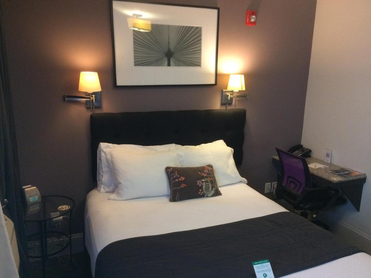 Queen Room 27 with Private Bathroom at Camas Boutique Hotel