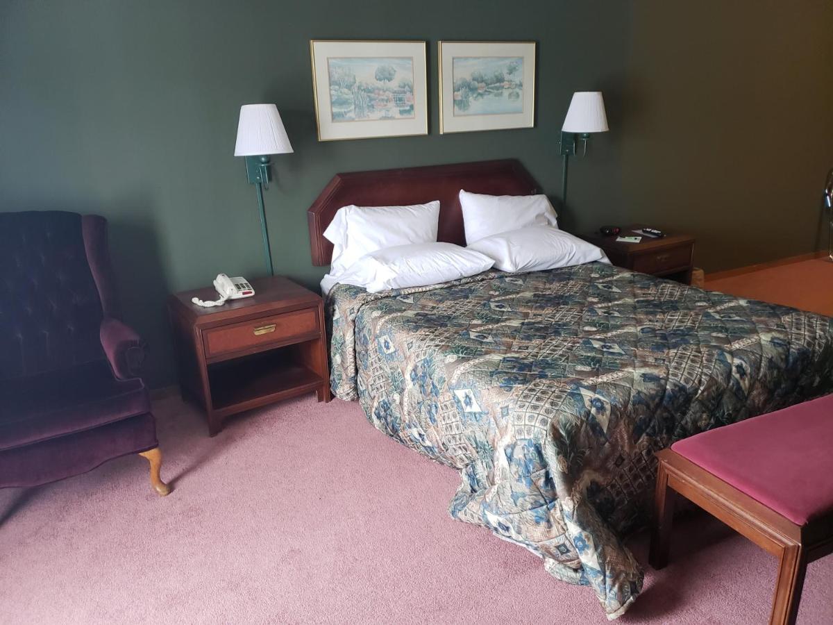 Queen Whirlpool Suite at Harbor Lights Lodge