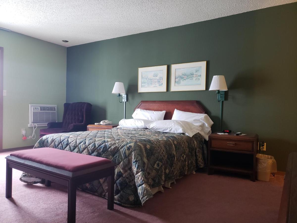 Queen Whirlpool Suite at Harbor Lights Lodge