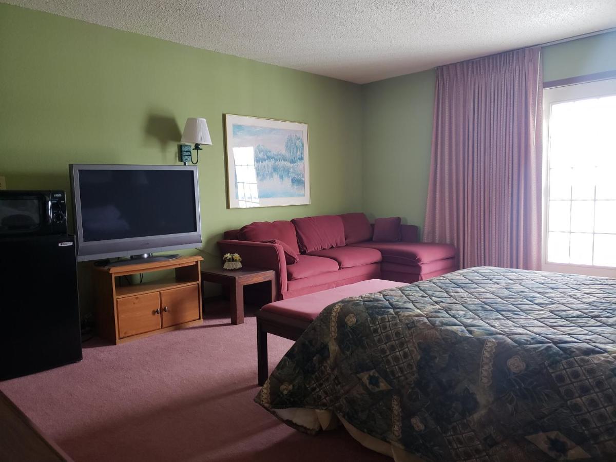 Queen Whirlpool Suite at Harbor Lights Lodge