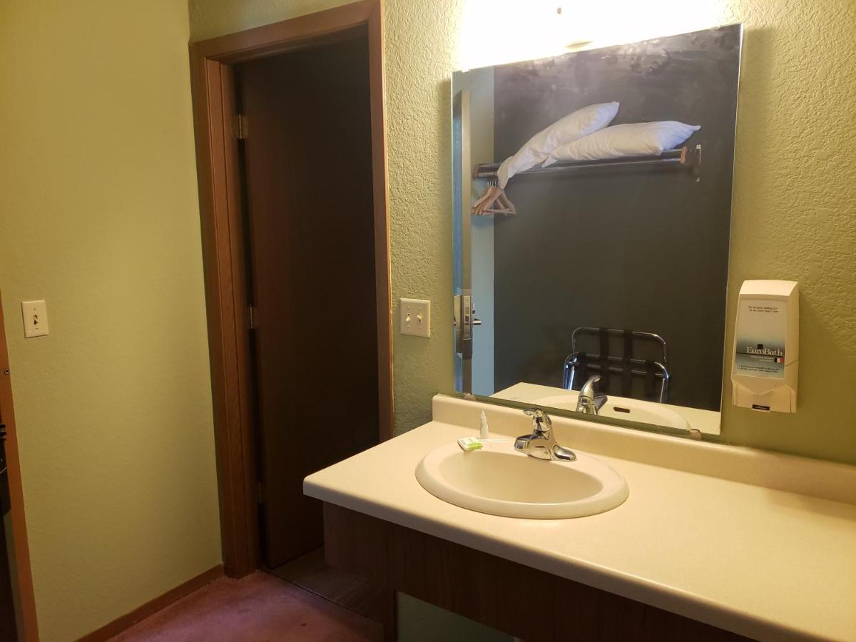 Queen Whirlpool Suite at Harbor Lights Lodge