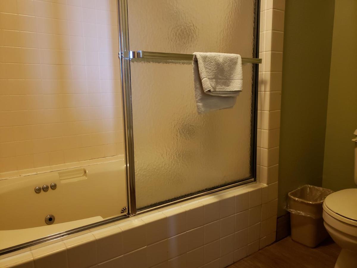 Queen Whirlpool Suite at Harbor Lights Lodge