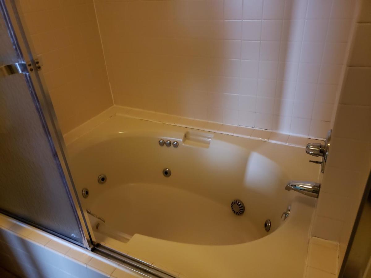 Queen Whirlpool Suite at Harbor Lights Lodge