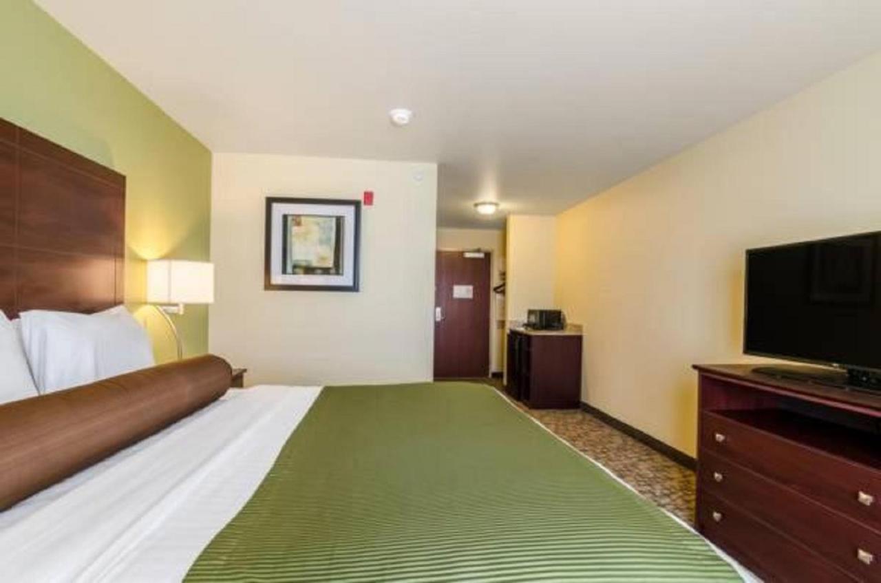 King Room at Cobblestone Inn & Suites - Vinton