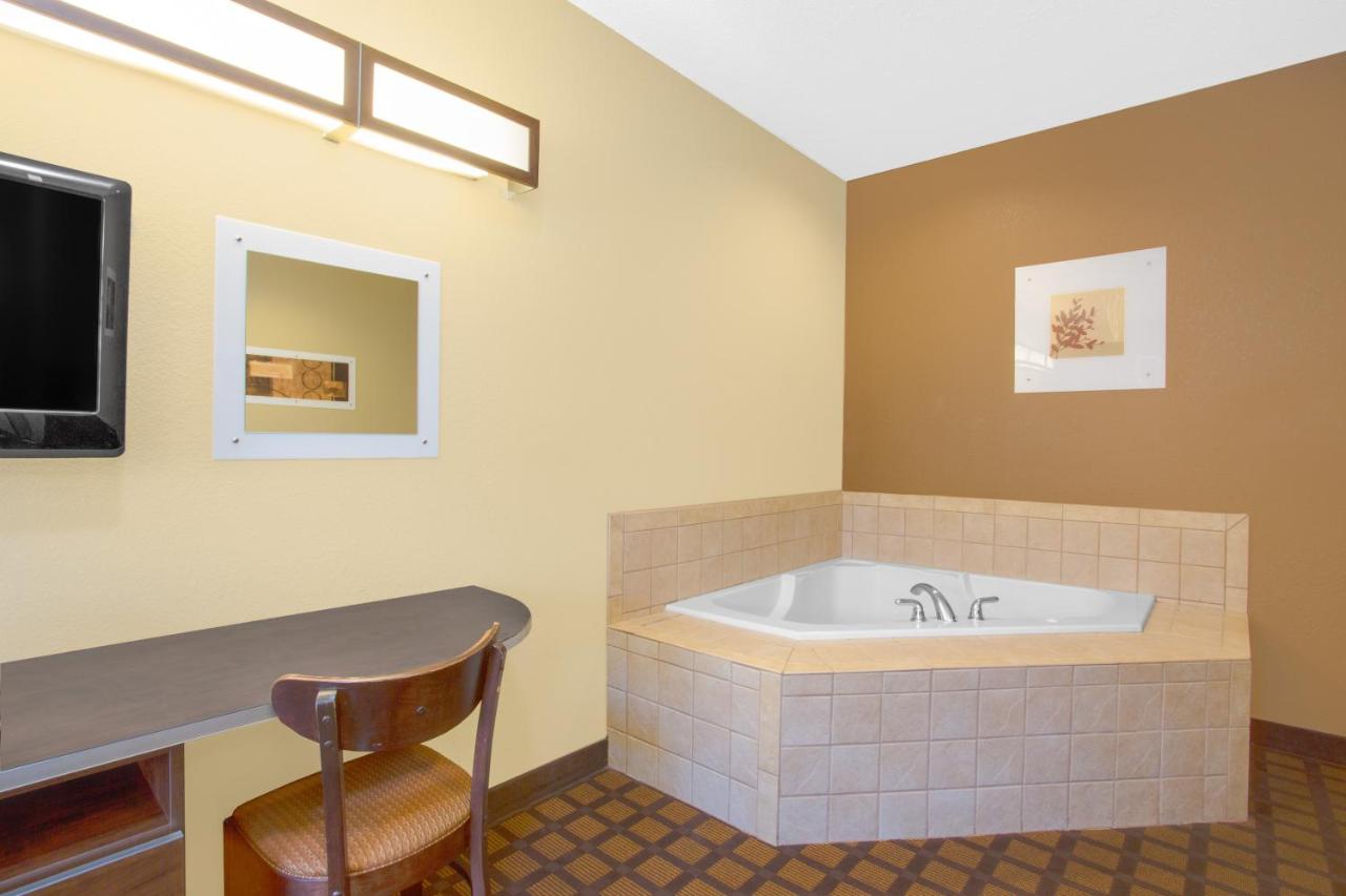 1 Queen Bed, Studio Suite, Jetted Tub, Non-Smoking at Microtel Inn & Suites by Wyndham Harrisonburg