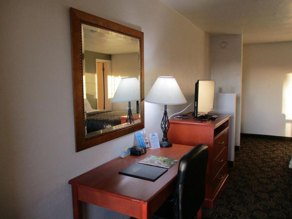 King Room - Non-Smoking at Days Inn by Wyndham Montrose