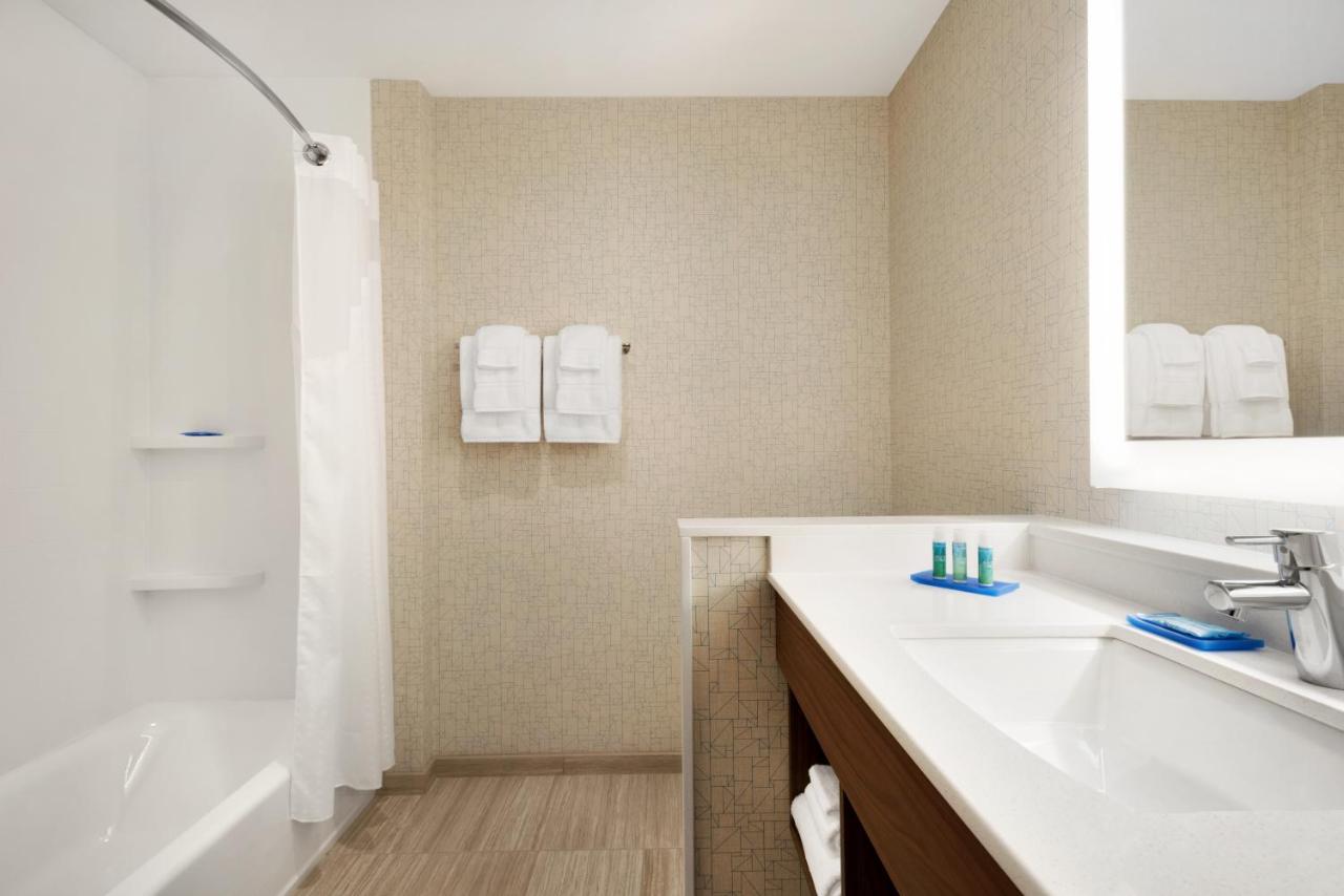 Deluxe Suite at Holiday Inn Express & Suites-Cincinnati South - Wilder by IHG