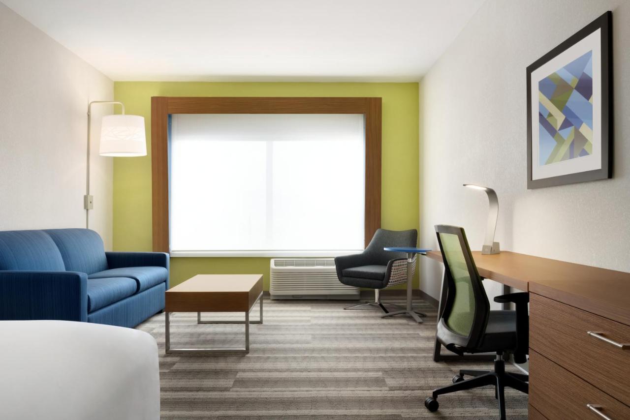 Deluxe Suite at Holiday Inn Express & Suites-Cincinnati South - Wilder by IHG