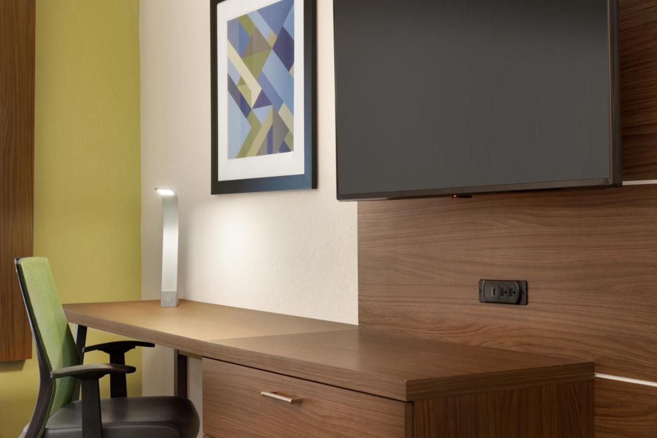 King Suite at Holiday Inn Express & Suites-Cincinnati South - Wilder by IHG
