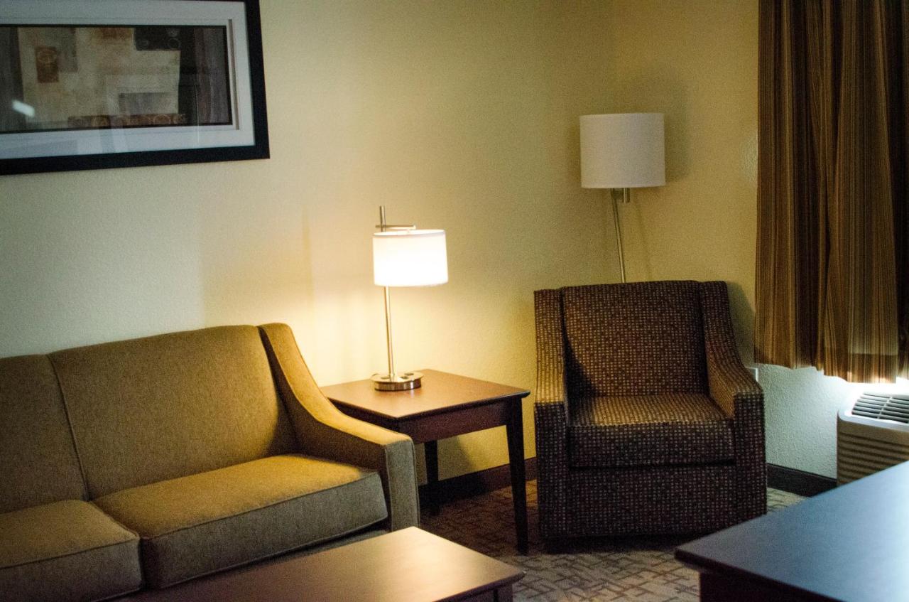 Deluxe King Suite at Cobblestone Inn & Suites – Soda Springs