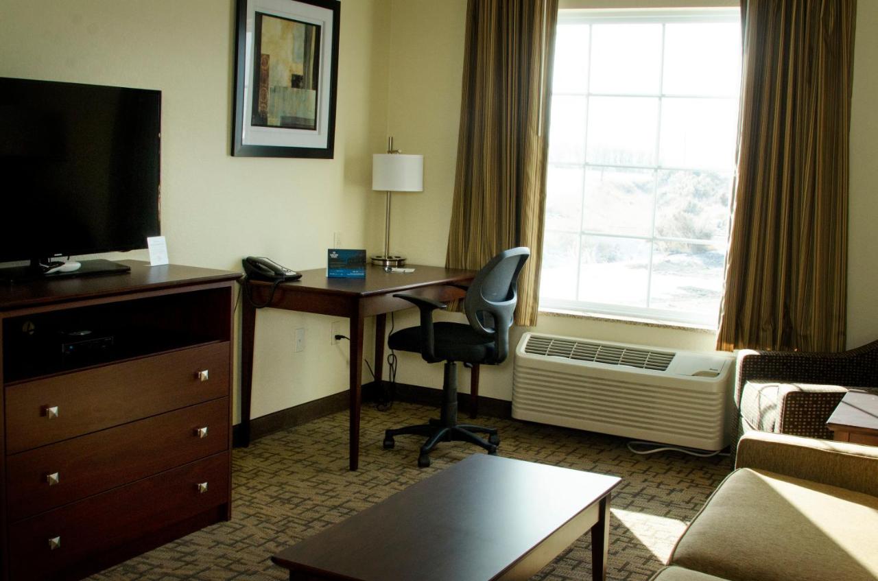 Deluxe King Suite at Cobblestone Inn & Suites – Soda Springs