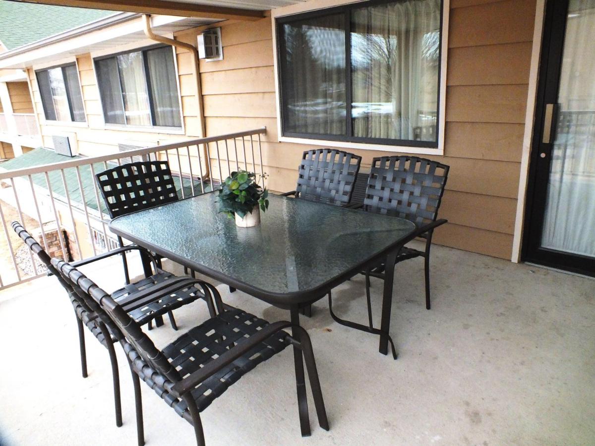 One-Bedroom Superior King Suite - Non-Smoking/2nd Floor at AmericInn by Wyndham Okoboji