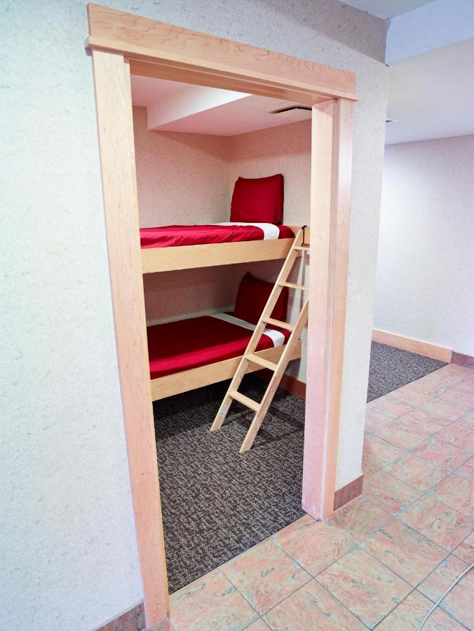 Deluxe Suite with Spa Bath at LivINN Hotel Minneapolis North / Fridley