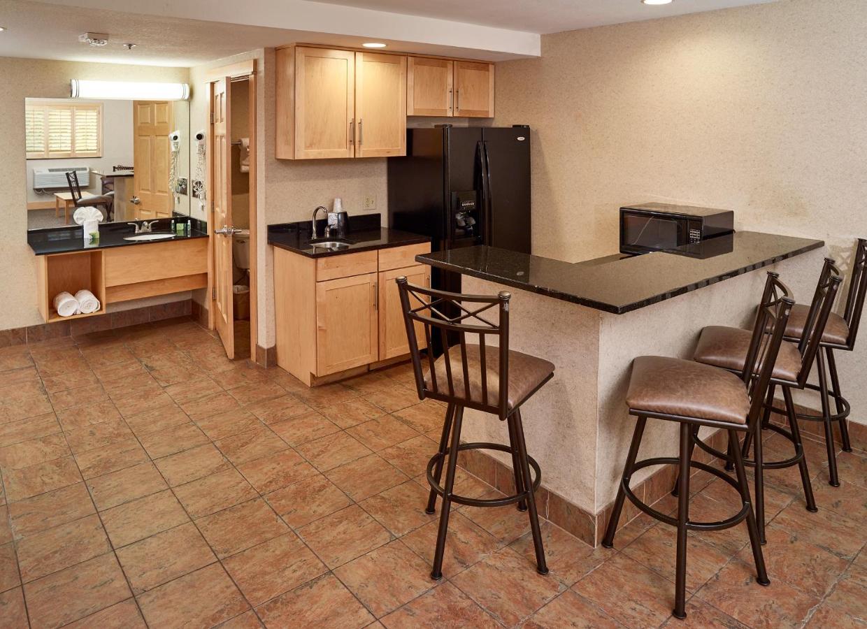 Deluxe Suite with Spa Bath at LivINN Hotel Minneapolis North / Fridley