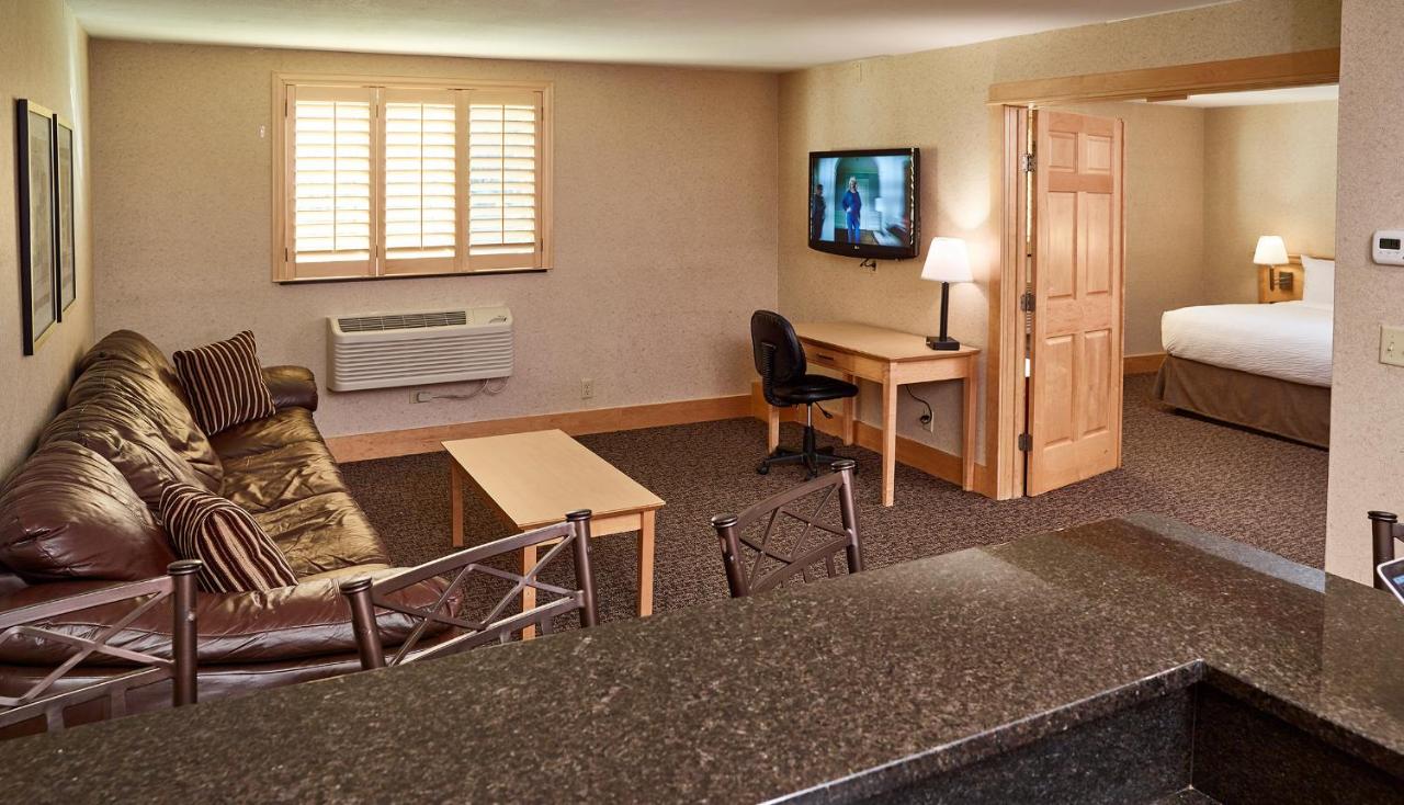 Deluxe Suite with Spa Bath at LivINN Hotel Minneapolis North / Fridley