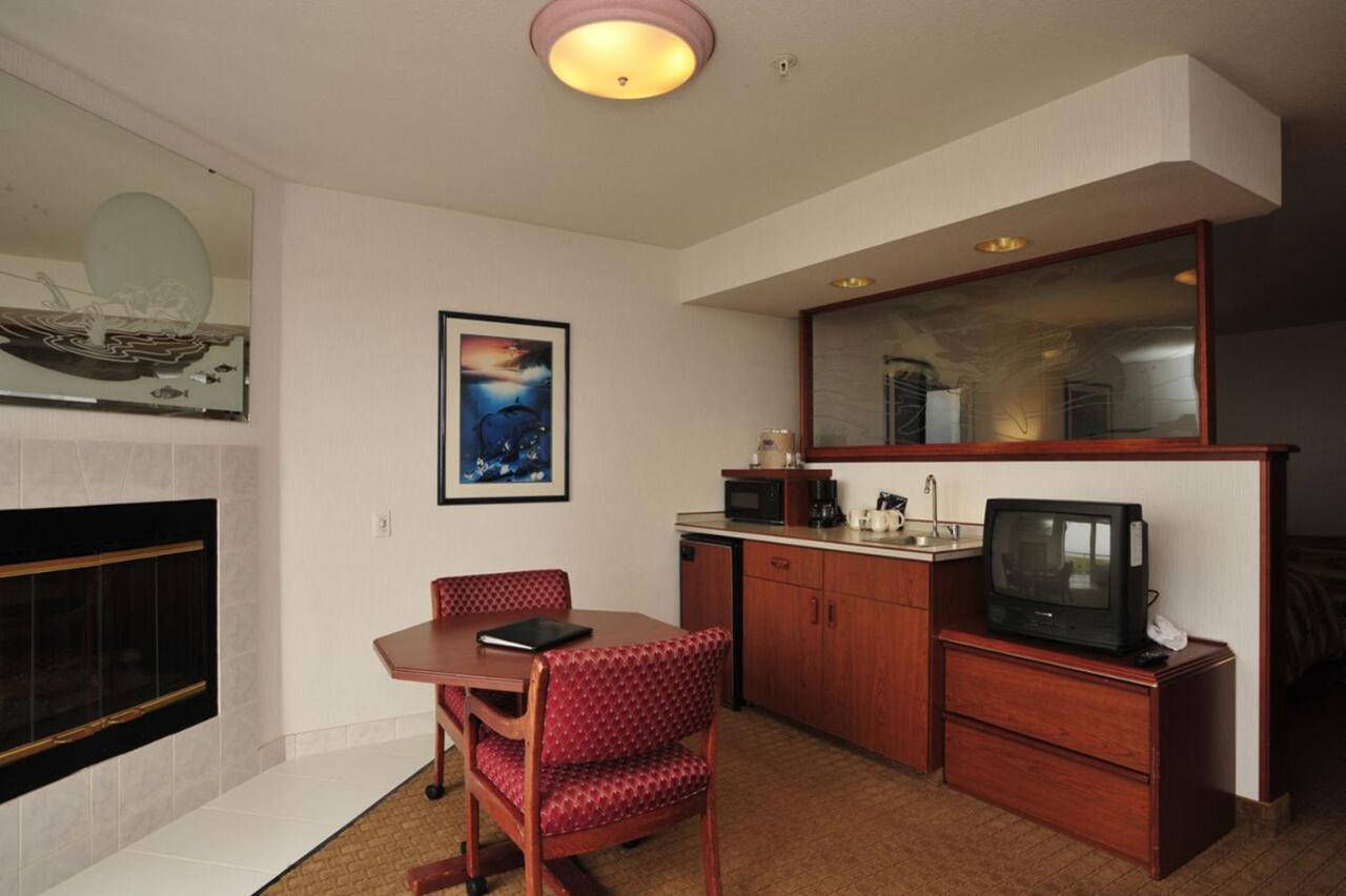 Queen Room with Two Queen Beds with Sofa Bed at Shilo Inn Suites Hotel - Ocean Shores