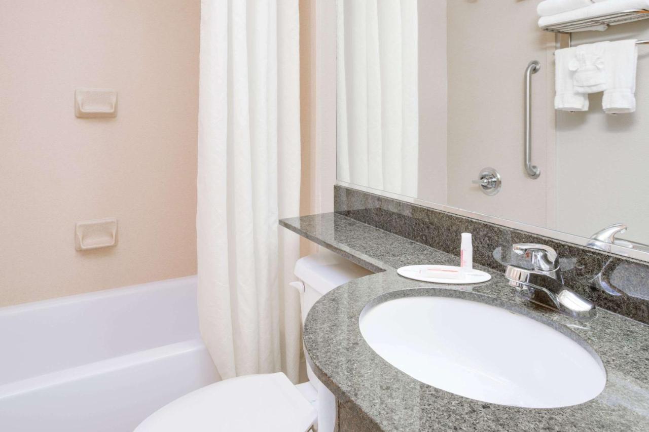 Queen Room - Non-Smoking at Microtel Inn & Suites by Wyndham Saraland/North Mobile