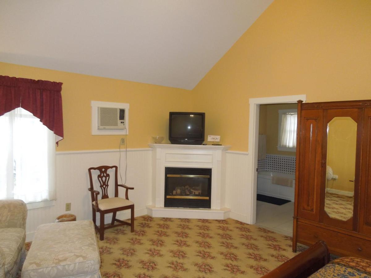 Luxury King Room with Spa Bath at Kearsarge Inn