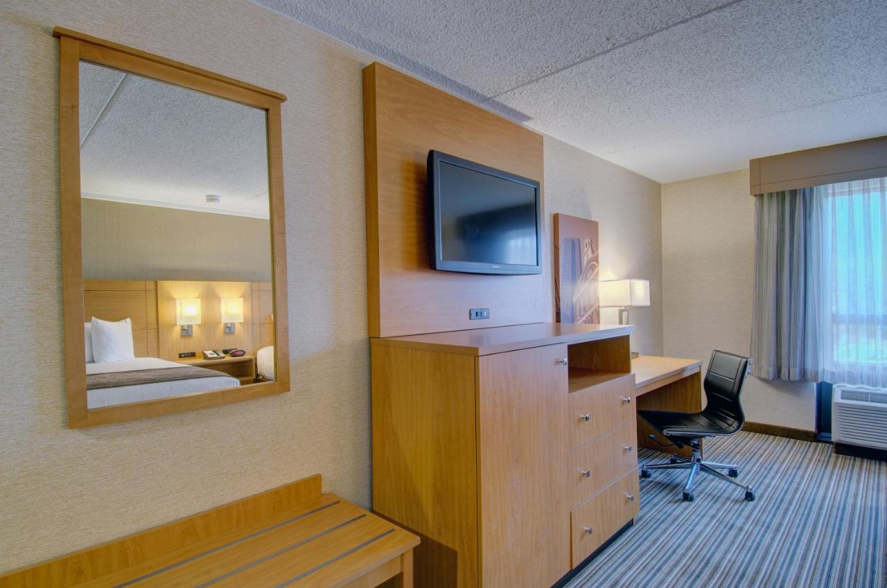 Deluxe Queen Room with Two Queen Beds - Non-Smoking at Best Western Royal Plaza Hotel & Trade Center