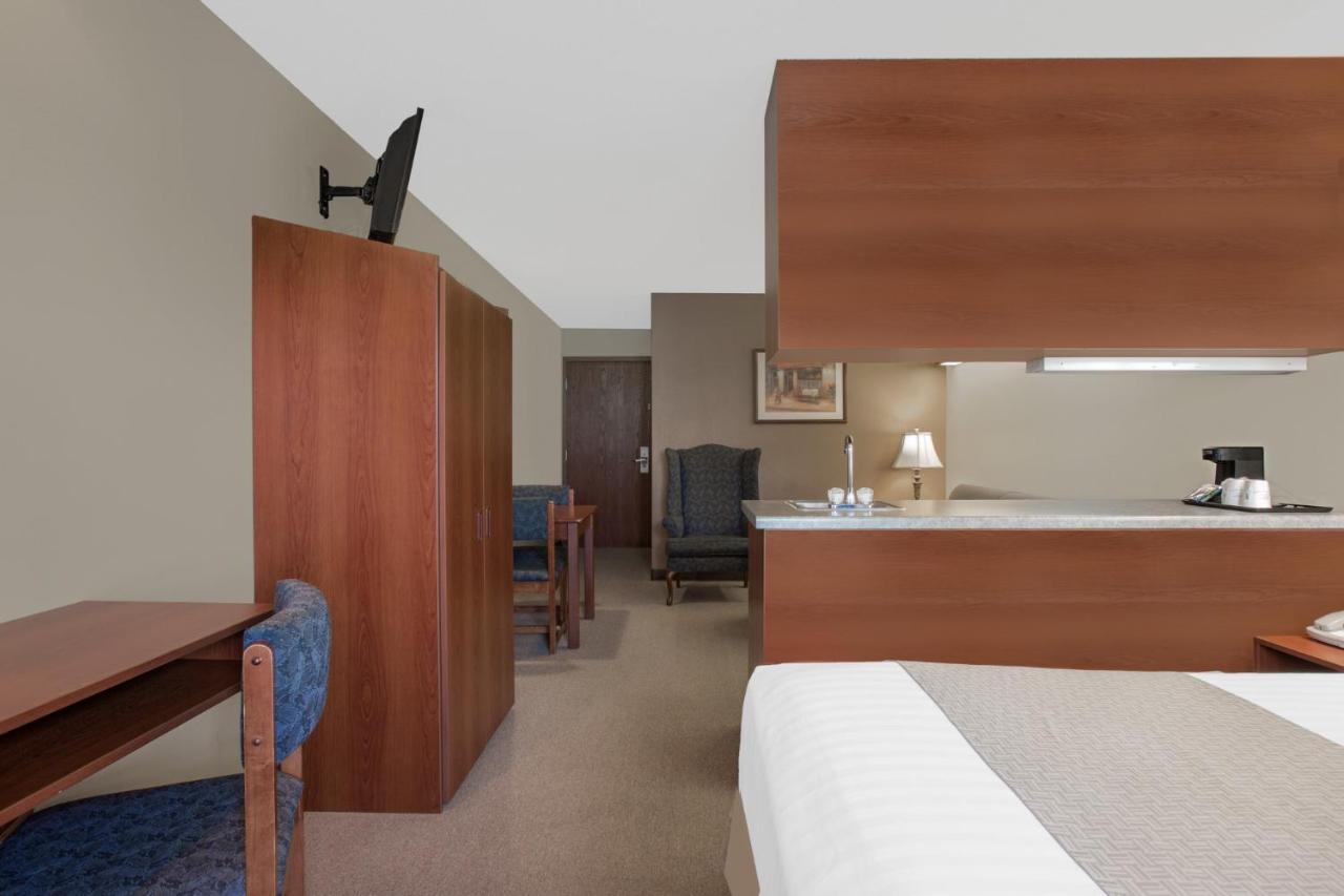 Queen Suite - Non-Smoking at Microtel Inn & Suites by Wyndham Gardendale