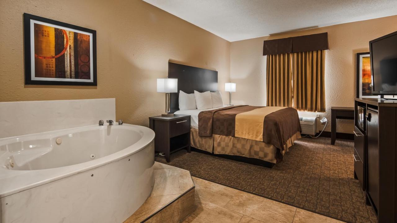 King Suite with Spa Bath - Non-Smoking at Best Western Teal Lake Inn